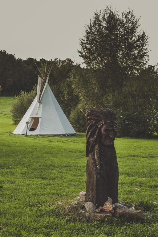 Les Tipis Du Bonheur De Vivre Ξενοδοχείο Brûlon Εξωτερικό φωτογραφία