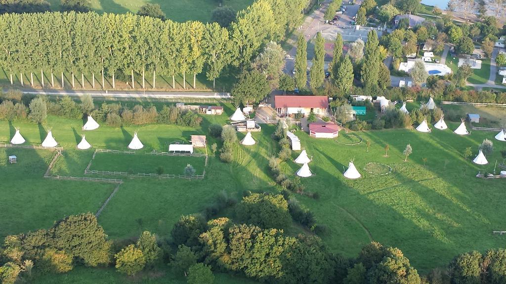 Les Tipis Du Bonheur De Vivre Ξενοδοχείο Brûlon Εξωτερικό φωτογραφία